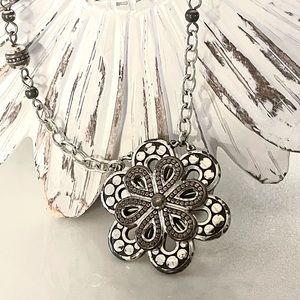 Vintage Brighten Necklace with floral pendant